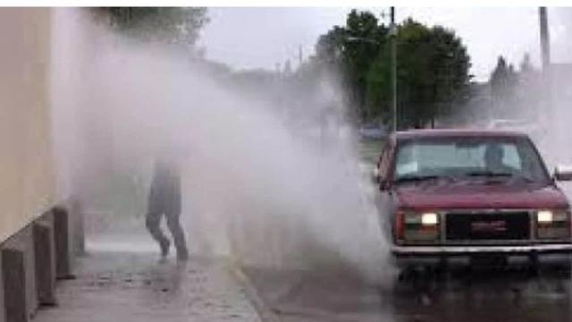 6 Momen Apes Kecipratan Air di Jalan Raya Ini Melatih Kesabaran, Jadi Elus Dada