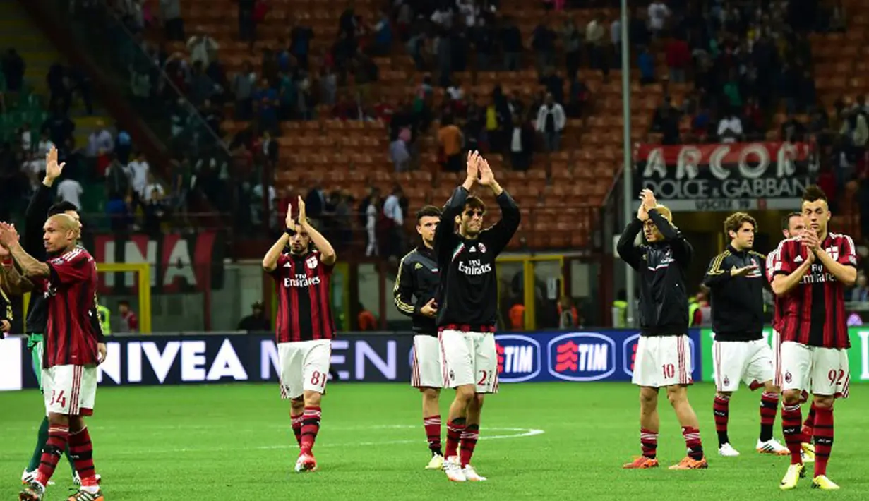 Pemain AC Milan memberikan applaus kepada para suporter di akhir laga kontra Sassuolo di Stadion San Siro, (18/5/2014). (AFP PHOTO/Giuseppe Cacace)