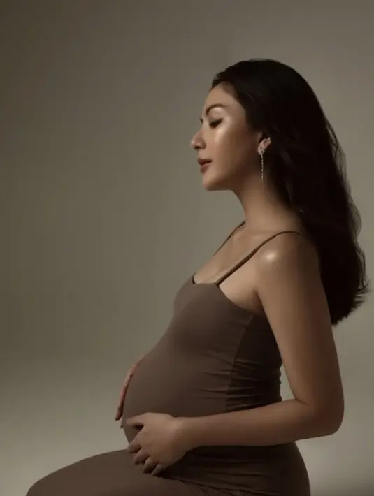 Untuk look kedua, tampilan Jessica Mila semakin sederhana banun terlihat begitu elegan. Ia memilih mengenakan dress bodycon spaghetti strap warna coklat. Ditambah aksesori anting panjangnya.  [@jscmila]