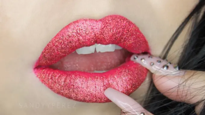 Warna Lipstik Ini Nggak Biasa, Mau Tiru?