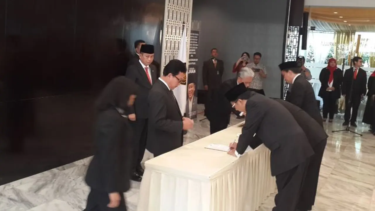 Menteri ESDM Ignasius Jonan melantik lima pejabat SKK Migas dan 9 pejabat BPH Migas. (Pebrianto/Liputan6.com)