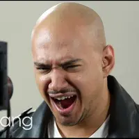 Husein terlihat semakin fokus dengan karir solonya. Saat ini ia tengah menggarap album perdananya. Disinggung tentang kabar ‘Children of Gaza’, Husein tetap memikirkan band yang dibentuknya itu, hanya saja saat ini ia memprioritaskan karir solony...