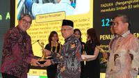 Wakil Presiden Republik Indonesia, Ma’ruf Amin menyerahkan penghargaan Proper Emas kepada Presiden Direktur TMMIN Nandi Julyanto. (TMMIN)