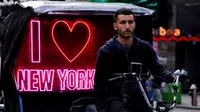 Pengendara becak di New York. (dok. Leonardo Munoz / AFP)