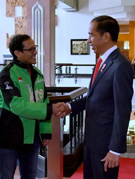 Presiden Jokowi bersama CEO Go-Jek, Nadiem Makarim saat peluncuran aplikasi Go-Viet di Hanoi, Rabu (12/9). Goviet merupakan produk aplikasi penyedia jasa transportasi di Vietnam yang berkolaborasi dengan Goje. (Liputan6.com/HO/Biro Pers Setpres)