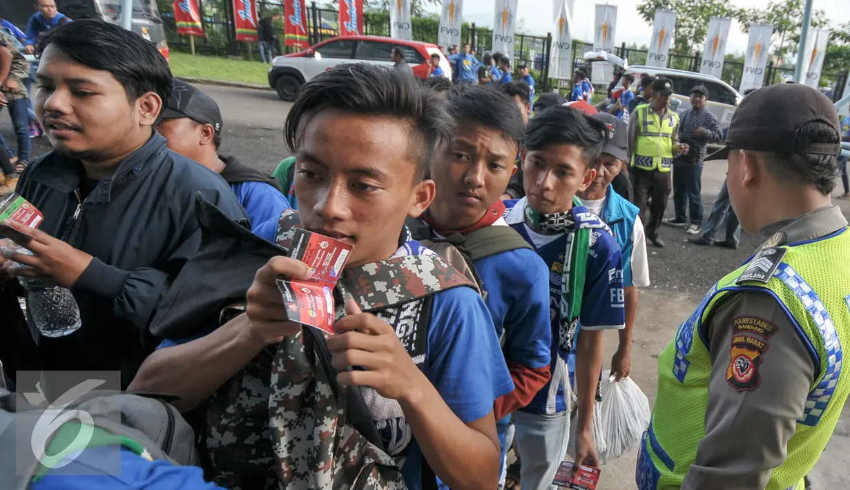 Petugas keamanan memeriksa tiket penonton pertandingan Persib melawan Persija di Stadion Gelora Bandung Lautan Api, Bandung, Sabtu (16/7/2016). Persib dan Persija akan bertanding dalam lanjutan TSC 2016. (Liputan6.com/Yoppy Renato)