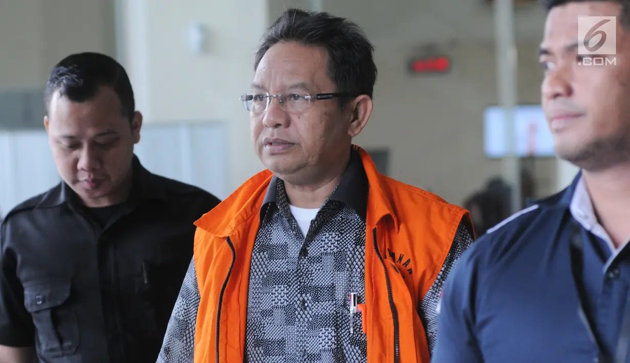 Mantan anggota DPRD Sumut Tahan Manahan Panggabean usai menandatangani berkas surat perpanjangan penahanan di gedung KPK, Jakarta, Kamis (30/8). Tahan Manahan ditahan terkait suap menyetujui Laporan Pertanggungjawaban APBD 2012. (Merdeka.com/Dwi Narwoko)