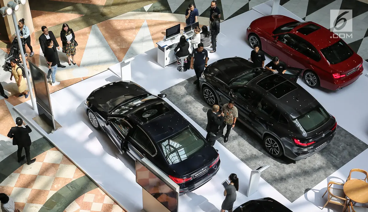 Pengunjung melihat mobil BMW pada acara BMW Exhibition yang berlangsung pada 15-17 Februari di Plaza Senayan, Jakarta, Jumat (15/2). Pasar mobil mewah (luxury car) tampaknya masih menjanjikan bagi bisnis otomotif dalam negeri. (Liputan6.com/Fery Pradolo)