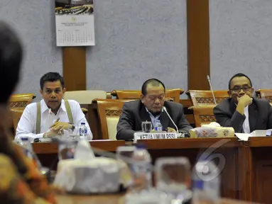 Ketum PSSI La Nyala Matalitti (tengah) didampingi Wakilnya Hinca Panjaitan (kiri) menemui Komisi X DPR di Kompleks Parlemen, Jakarta, Senin (20/4/2015). PSSI mengadu kepada DPR mengenai pembekuan organisasinya. (Liputan6.com/Andrian M Tunay)