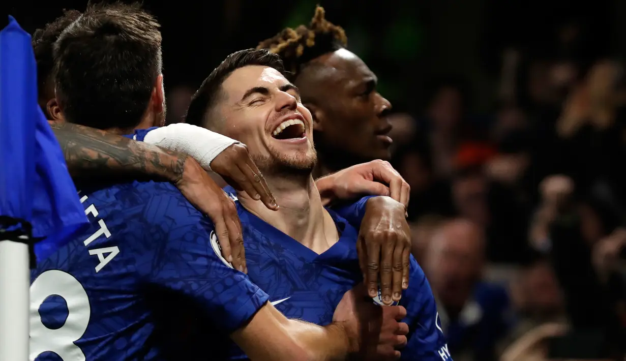 Gelandang Chelsea, Jorginho bersama rekan setimnya merayakan gol ke gawang Arsenal dari titik penalti pada lanjutan pertandingan Liga Inggris di Stamford Bridge, Selasa (21/1/2020). Chelsea gagal memetik hasil maksimal usai ditahan Arsenal dengan skor 2-2. (AP Photo/Matt Dunham)