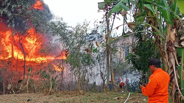 Sumur minyak ilegal di Blora terbakar