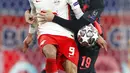 Pemain Liverpool Ozan Kabak (kanan) memperebutkan bola dengan pemain RB Leipzig Yussuf Poulsen pada leg pertama babak 16 besar Liga Champions di Stadion Ferenc Puskas, Budapest, Hungaria, Selasa (16/2/2021). Liverpool menang 2-0. (AP Photo/Laszlo Balogh)