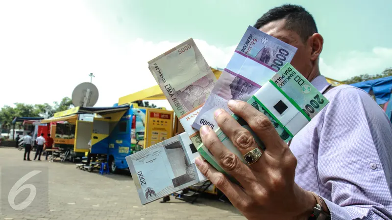 20150630-Warga Mulai Serbu Gerai Penukaran Uang di Monas-Jakarta 4