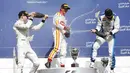 3.	Ketiga pemenang saling menyemprotkan sampanye saat podium Race 2. (photo by gp2series)