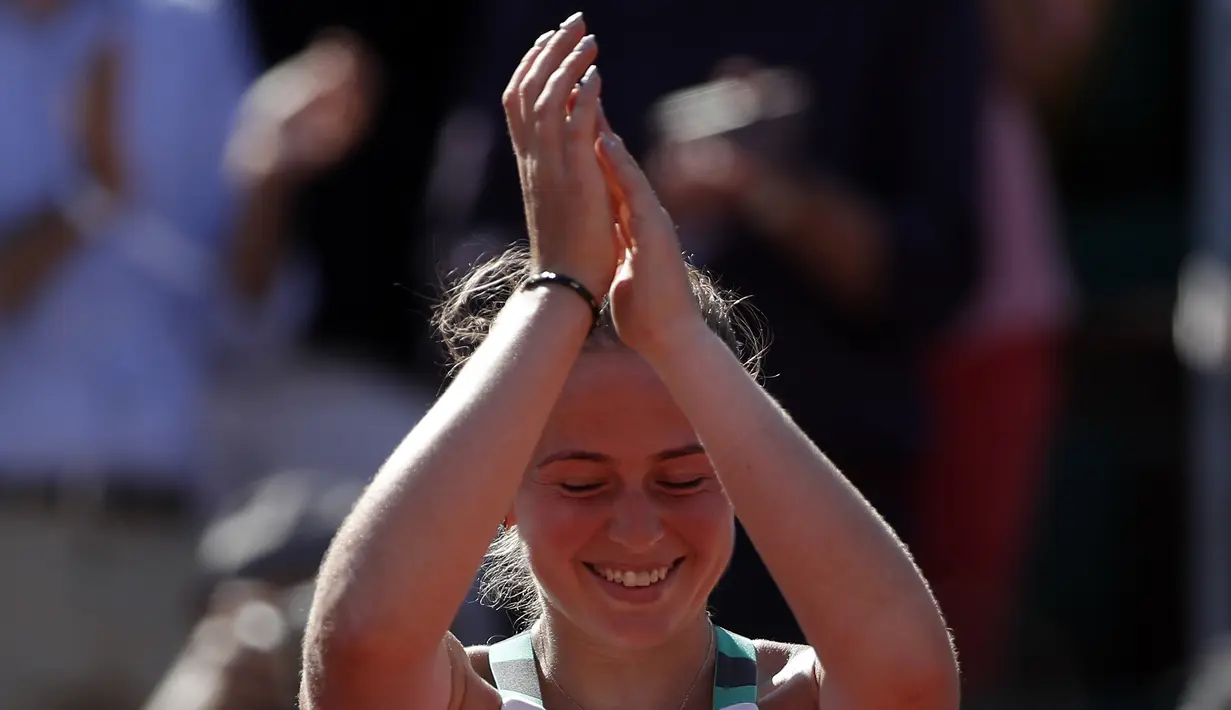 Petenis Latvia, Jelena Ostapenko, melakukan selebrasi usai mengalahkan petenis Swiss, Timea Bacsinszky di semifinal Prancis Terbuka di Roland Garros, Paris Jumat (9/6/2017). Jelena Ostapenko menang dengan skor 7-6(4), 3-6, 6-3. (EPA/Ian Langsdon)