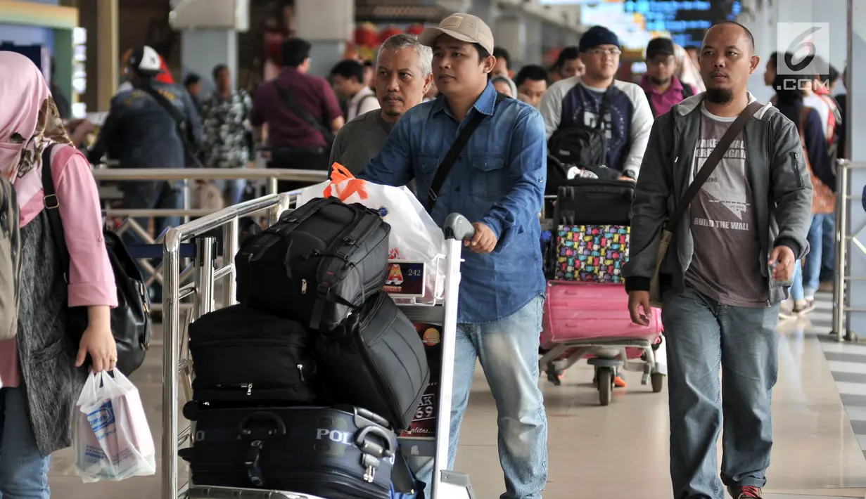 Calon penumpang memasuki pintu keberangkatan di Bandara Halim Perdanakusuma, Jakarta, Rabu (13/2). Jumlah penumpang di jalur penerbangan domestik Bandara Halim menurun sebesar  18,38 persen sejak kenaikan harga tiket pesawat. (Merdeka.com/Iqbal S Nugroho)