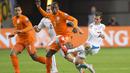 Gelandang Belanda Georginio Wijnaldum (tengah) menahan tendangan dari gelandang Ceko Vladimir Darida di Amsterdam, Belanda, Rabu (14/10/2015). Belanda dipastikan tidak bermain pada Euro 2016 nanti. (REUTERS/Toussaint Kluiters)