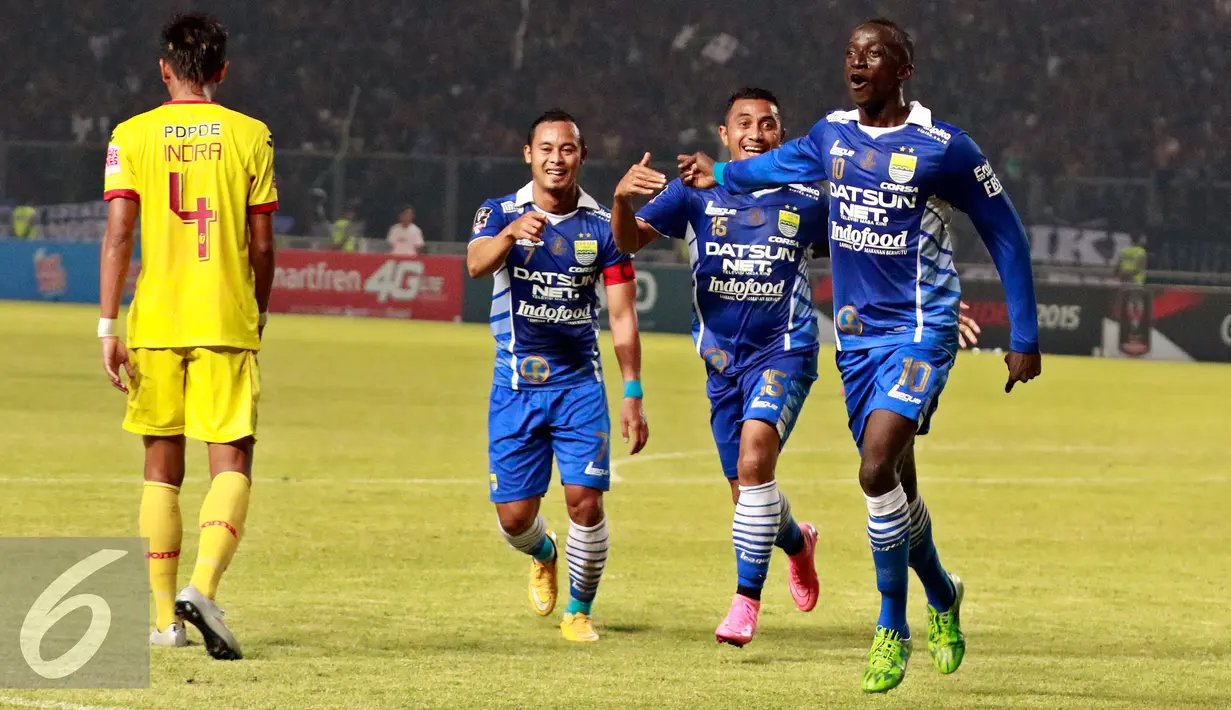 Gelandang Persib, Makan Konate (kanan) melakukan selebrasi usai mencetak gol kegawang Sriwijaya  FC pada Piala Presiden 2015 di stadion GBK, Jakarta, Minggu (18/10/2015). Persib menang atas Sriwijaya dengan skor 2-0. (Liputan6.com/Yoppy Renato)