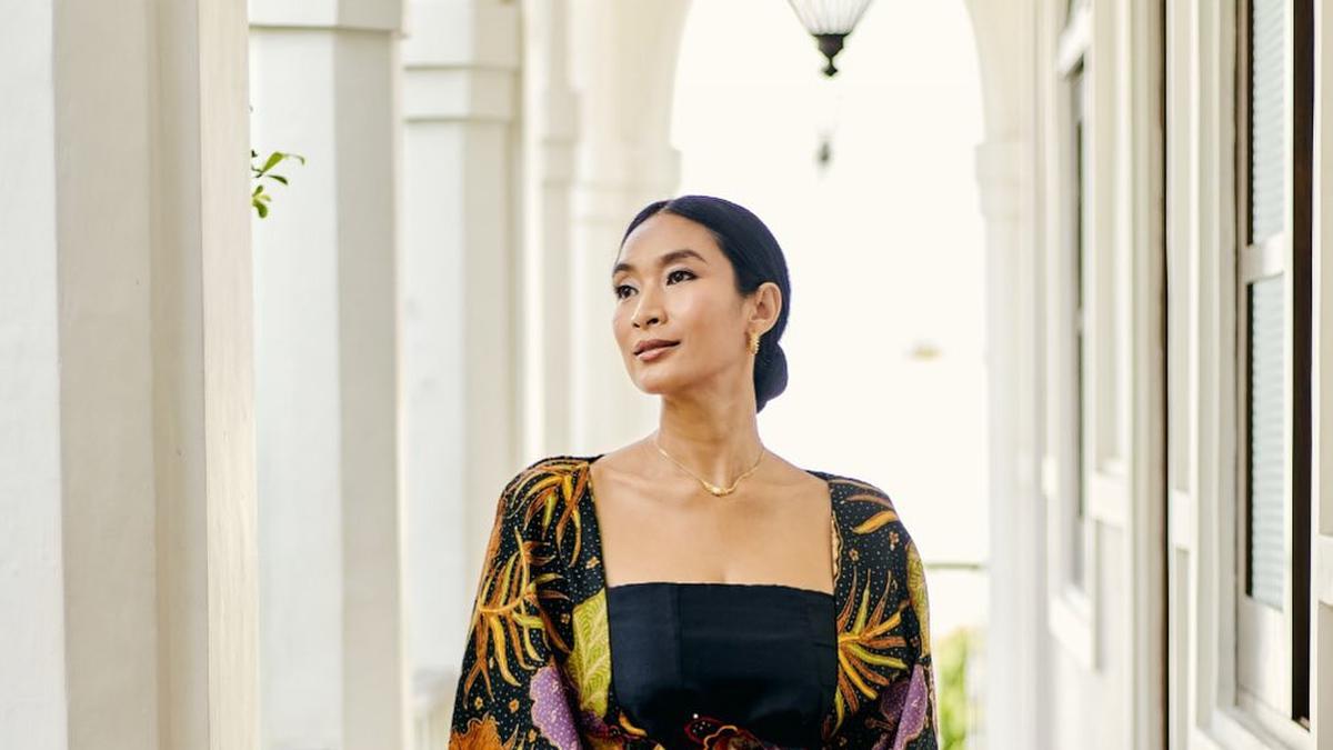 Pengen Tampilan Simpel Tapi Elegan? Ini 5 Inspirasi Model Batik Casual hingga Resmi ala Happy Salma