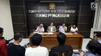 Suasana saat Ketua Komnas HAM Nur Kholis (kedua kiri) menerima pengaduan dari 100 jurnalis yang tergabung dalam Forum Pekerja Media PT Media Nusantara Informasi atau Koran Sindo, di Jakarta, Senin (7/8). (Liputan6.com/Johan Tallo)