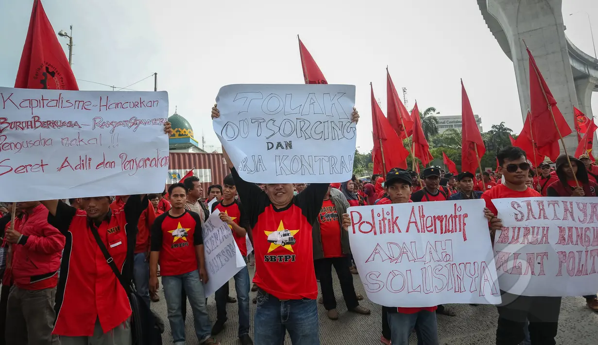 Massa yang tergabung dalam FSBTPI membentangkan spanduk berisi tuntutan di kawasan Tanjung Priok , Jakarta, Jumat (1/4/2015). Tepat pada 1 Mei seluruh buruh di dunia merayakan 'Hari Raya' atau biasa disebut May Day.  (Liputan6.com/Faizal Fanani)