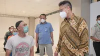 Menteri Kesehatan RI Budi Gunadi Sadikin mengunjungi pelaksanaan vaksinasi COVID-19 di Bandara Ir. H. Juanda, Surabaya, pada Kamis, 7 Juli 2022. (Dok Kementerian Kesehatan RI)