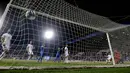 Proses terjadinya gol yang dicetak striker Italia, Ciro Immobile ke gawang Israel pada laga kualifikasi Piala Dunia 2018 di Stadion Reggio Emilia, Italia, Selasa (5/9/2017). Italia menang 1-0 atas Israel. (AP/Luca Bruno)