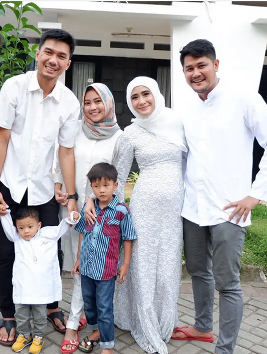 "Untuk memberi saya harapan dan untuk membawa saya sukacita, semua bukti dari Tuhan yang saya butuhkan ada di dalam diri kamu, kamu dan bayi di perut saya adalah hadiah dari surga," papar Ryana dalam foto lainnya. (Instagram/ryana_dea)