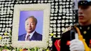 Bingkai foto Kim Young - Sam dihiasi banyak bunga saat  proses pemakamannya di Seoul, Korea Selatan, (22/11).  Mantan Presiden Korea Selatan yang terkenal dengan gerakan pro-demokrasi, meninggal dunia di usia ke-87. (REUTERS/Yonhap)