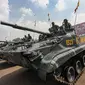 Kendaraan militer berupa tank ikut dipersiapkan dalam barisan  apel kesiapsiagaan terkait pengamanan pilpres 2014 di Lapangan Bhumi Marinir Cilandak,  Jakarta, Jumat (2/5/2014) (Liputan6.com/Faizal Fanani).