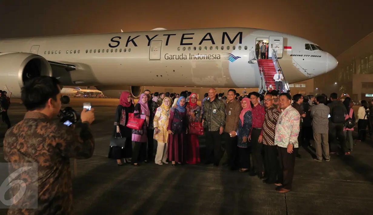 Sejumlah orang berfoto di depan pesawat Boeing 777-300 ER di hanggar 4 GMF, Bandara Soekarno Hatta, Tangerang, Kamis (29/10). Garuda Indonesia menyambut kedatangan armada Boeing B777-300 ER dengan livery Skyteam yang ke-9. (Liputan6.com/Angga Yuniar)
