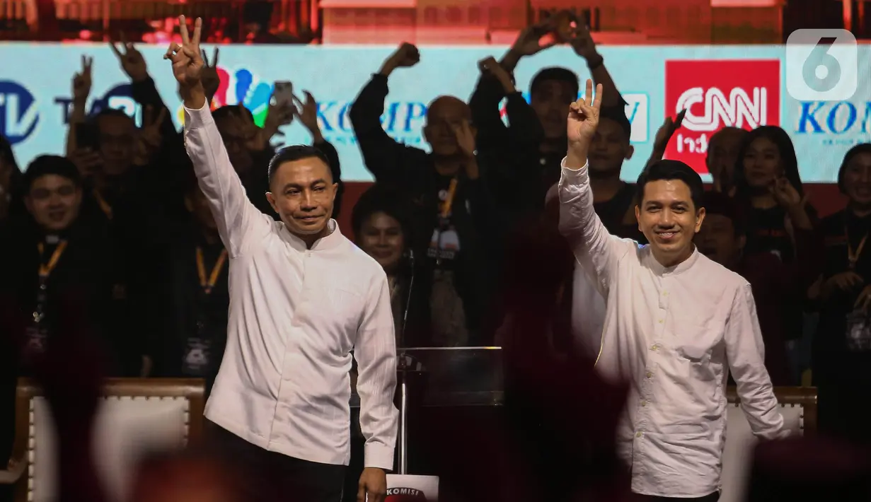 Pasangan calon gubernur-wakil gubernur DKI Jakarta nomor urut dua Dharma Pongrekun (kiri) dan Kun Wardana saat debat kedua Pemilihan Gubernur DKI Jakarta pada Pemilihan Kepala Daerah (Pilkada) Serentak 2024 di Beach City International Stadium, kawasan wisata Ancol, Jakarta Utara, Minggu (27/10/2024). (Liputan6.com/Angga Yuniar)
