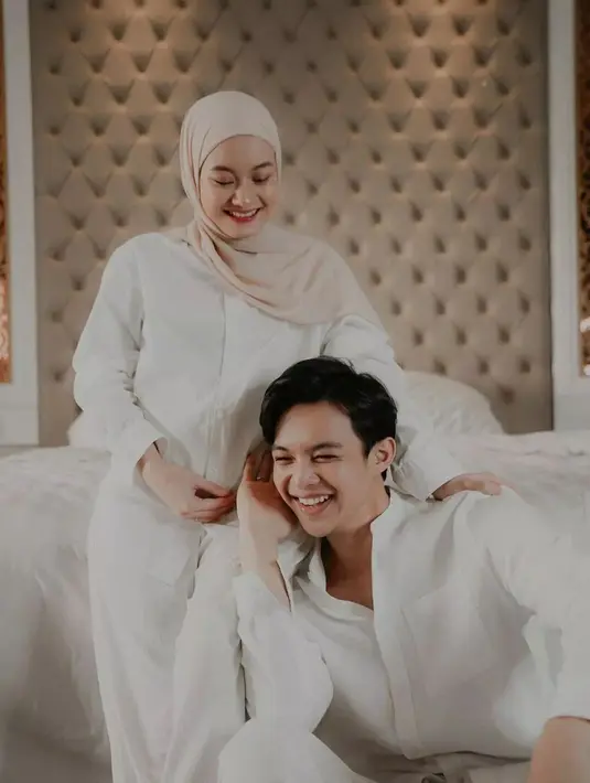 Kemesraan yang perlihatkan oleh Dinda Hauw dan Rey Mbayang ini tak lepas dari perhatian netizen. Tak sedikit yang menyebut jika aura kedua orang tua muda ini semakin terpancar. (Liputan6.com/IG/@dindahw)