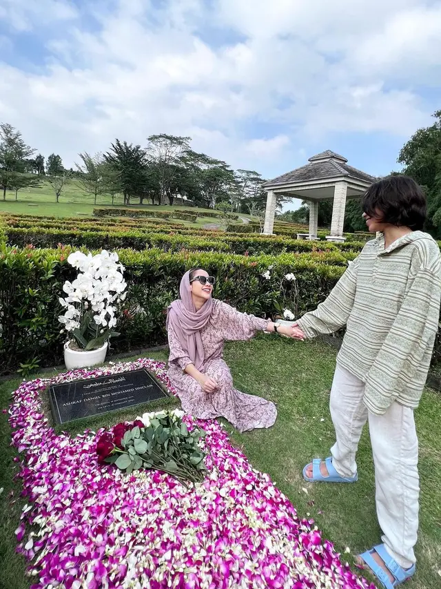 Bunga Citra Lestari nyekar