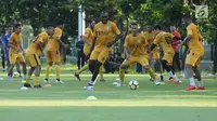 Pemain Bhayangkara FC, Herman Dzumafo Epandi (tengah) saat latihan di Lapangan A Kompleks GBK, Jakarta, Senin (19/3). Latihan ini persiapan menghadapi Persija pada laga pembuka Liga 1 Indonesia musim 2018. (Liputan6.com/Helmi Fithriansyah)