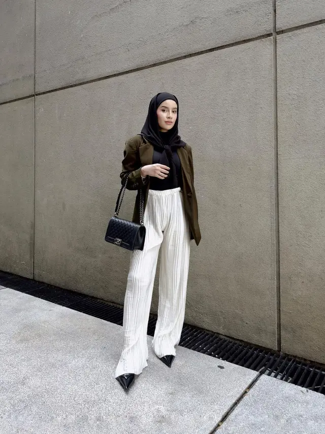 6 Gaya Berhijab ala Selebgram Aghnia Punjabi yang Kekinian, Kerap Pamer Tas Mewah
