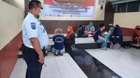 Kunungan tatap muka narapidana dengan keluarga di Lapas Teluk Kuantan Kabupaten Kuansing. (Liputan6.com/M Syukur)