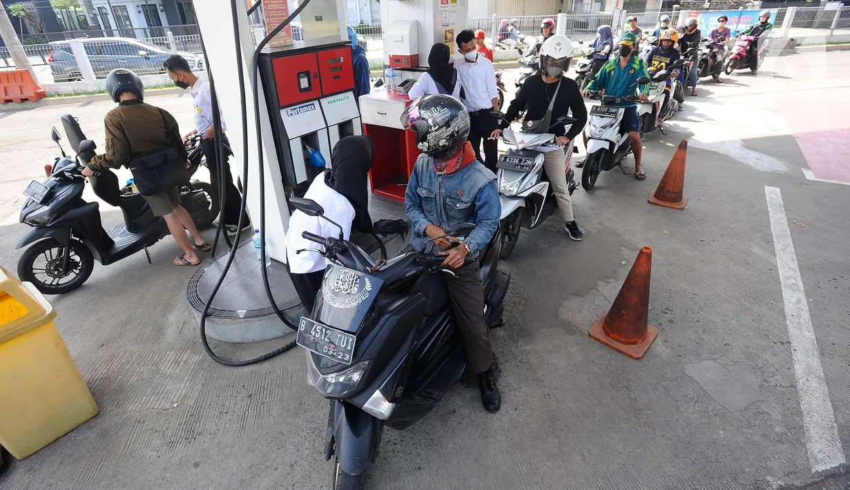 <p>Antrean kendaraan warga mengisi BBM Pertalite sebelum pemberlakuan harga resmi jam 14.30 kenaikan BBM pada salah satu SPBU di kawasan Cinere, Depok, Sabtu (3/9/20222). Hari ini pemerintah secara resmi menaikkan BBM Pertalite menjadi Rp 10.000 per liter, harga solar menjadi Rp 6.800 per liter dan Pertamax menjadi Rp 14.500 per liter. (merdeka.com/Arie Basuki)</p>
