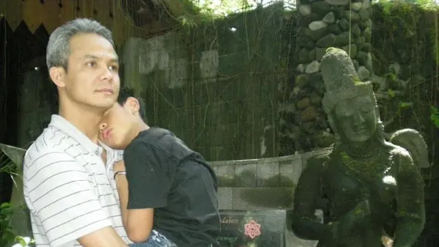 Foto masa kecil Alam Ganjar bersama Ganjar Pranowo. (Twitter/ alamganjar14)