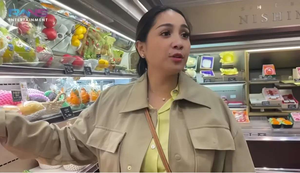 Nagita penasaran dengan rasa mangga yang harganya mencapai Rp 2 juta tersebut. “Tapi penasaran nggak?,” kata Gigi tanya ke temannya. “Penasaran, siapa yang nggak penasaran dengan camilan baginda ratu,” jawab Keanu. [Youtube/Rans Entertainment]