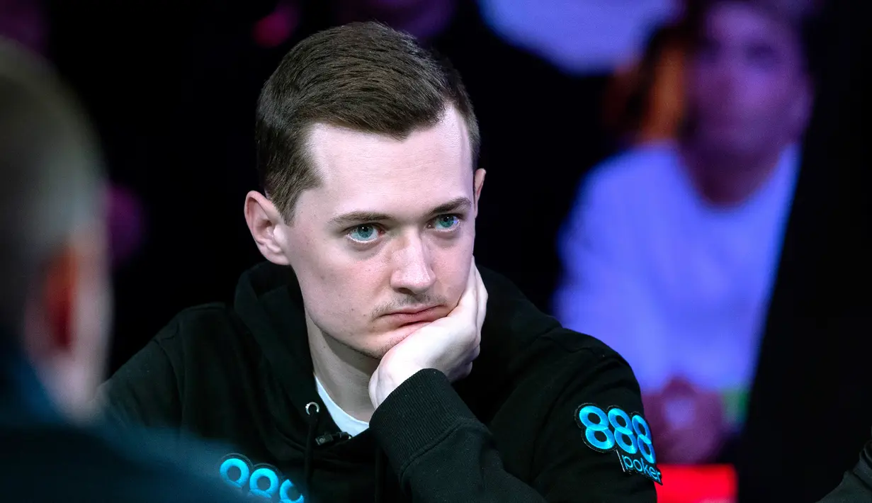 Nick Marchington dari Inggris saat bermain di meja final World Series of Poker di Las Vegas (14/7/2019). Tabel final Poker Main Event 2019 World Series menyisakan sembilan pemain yang tersisa dalam pertarungan mendapatkan hadiah $ 10 juta. (Steve Marcus/Las Vegas Sun via AP)
