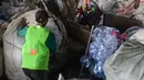 Sekitar 100 hingga 120 ton cacahan plastik dihasilkan di koperasi ini dalam satu bulannya dengan harga jual Rp12 ribu/kg. (merdeka.com/Arie Basuki)