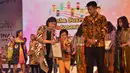 Deputi Tumbuh Kembang Anak KPPPA Lenny N. Rosalin sesi foto bersama para juara juara Grand Final Lomba Suara Anak Indonesia 2018 dengan tema “Anak Indonesia Menyanyi” di Theater Garuda, TMII, Jakarta, Minggu (25/11). (Liputan6.com/Pool/KPPPA)