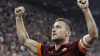 Kapten tim AS Roma, Francesco Totti mengangkat tangan usai menjebol gawang Juventus di laga Serie A Italia di Turin, (6/10). Juventus unggul 3-2 atas AS Roma. (REUTERS/Alessandro Garofalo)