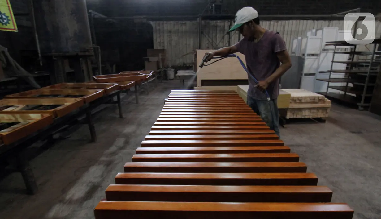 Pekerja membuat mebel di kawasan Tangerang, Selasa (3/11/2020). Kementerian Koperasi dan UKM mengajak para pelaku UMKM yang telah siap mengekspor untuk memanfaatkan Generalized System of Preference (GSP). (Liputan6.com/Angga Yuniar)