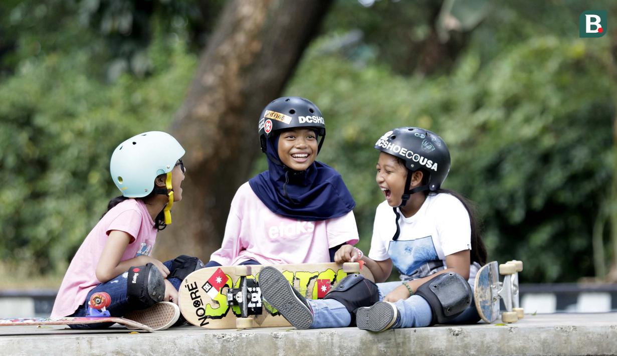 Atlet skateboard Indonesia, Bunga Nyimas Cinta, saat latihan di Skateboard Park, TMII, Jakarta, Sabtu (8/9/2018). Berhasil meraih perunggu, Bunga Nyimas menjadi atlet termuda peraih medali di Asian Games 2018. (Bola.com/M Iqbal Ichsan)