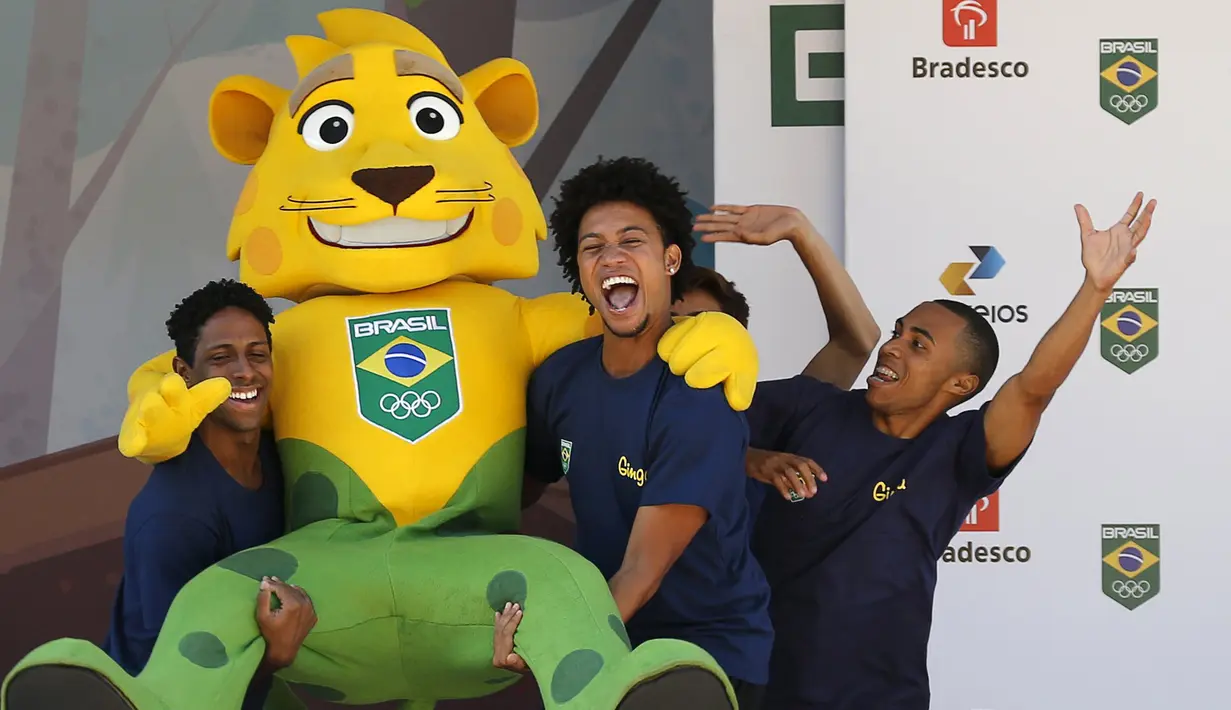 Sejumlah pria mengendong maskot Timnas Brasil yaitu Ginga. Maskot ini diperkenalkan oleh panitia lokal untuk olimpiade 2016, di Parque Aquatico Maria Lenk, Rio de Janeiro, Brasil, Selasa (23/6/2015). (REUTERS/Sergio Moraes)