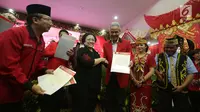 Ketum PDIP Megawati Soekarnoputri memberi surat mandat calon gubernur di Pilkada Jawa Tengah 2018, Ganjar Pranowo saat pengumuman cagub-cawagub PDIP di kantor DPP PDIP Lenteng Agung, Jakarta, Minggu (7/1). (Liputan6.com/Faizal Fanani)