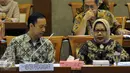 Mendag, Thomas Trikasih Lembong (kiri depan) berdiskusi dengan salah satu staffnya saat RDP dengan Komisi VI DPR RI di Kompleks Parlemen, Jakarta, Kamis (26/11/2015). RDP membahas perdagangan gula rafinasi. (Liputan6.com/Helmi Fithriansyah)