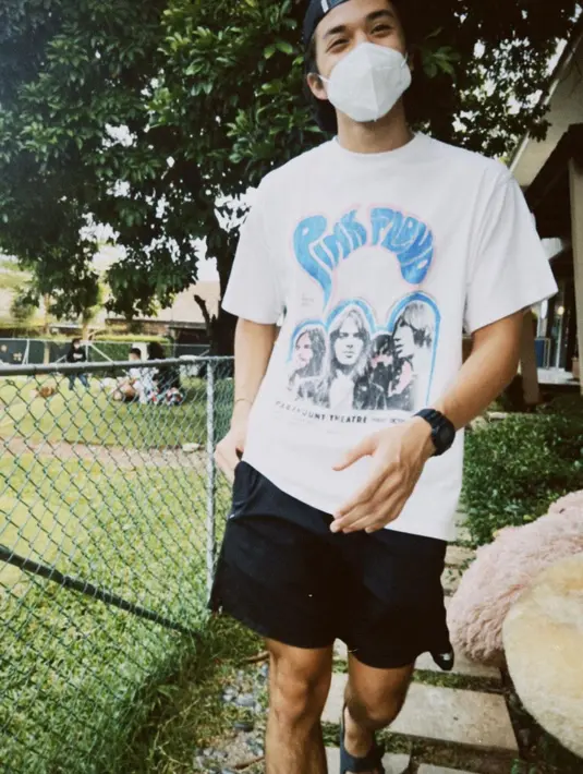 Netizen turut menyelamati Jeremie Moeremans dengan usia barunya. “Today is my mom birthday too, happy birthday jeremie. Wish you all the best kak jeremie,” akun @call**** mencuit di kolom komentar. “Awet banget kalian dari jaman kita shooting cinta misteri. Keren,” @darr**** menambahkan. “Lucu kalian ber2. Happy birthday ka @jeremiemoeremans, semoga bisa sampe nikah sama kak megan,” @maya**** berharap. (Foto: Dok. Instagram @megandomani1410)
